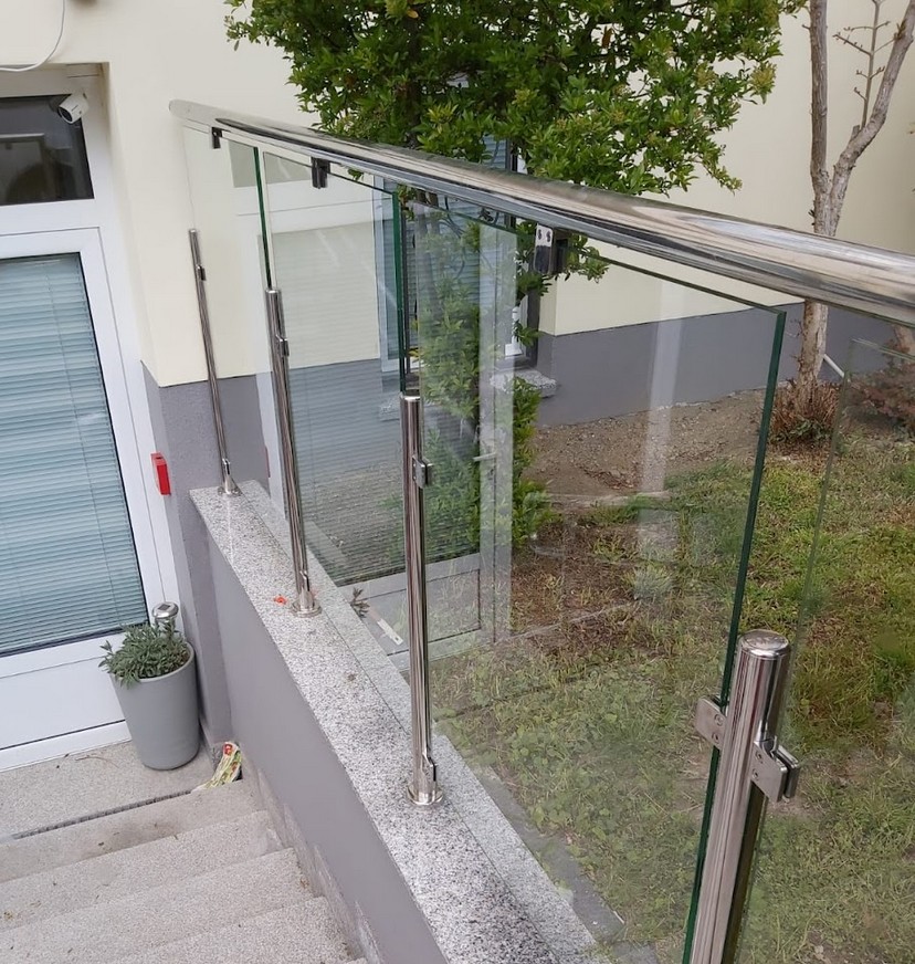Gelenderi s kombinacijom metala i stakla za moderan izgled